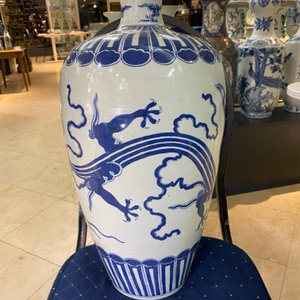 Een Chinese blauw-witte 'meiping' vaas met een draak, Wanli merk, 19e eeuw — foto 14