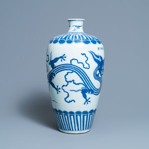 Een Chinese blauw-witte 'meiping' vaas met een draak, Wanli merk, 19e eeuw — foto 5
