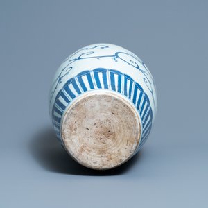 Een Chinese blauw-witte 'meiping' vaas met een draak, Wanli merk, 19e eeuw — foto 7