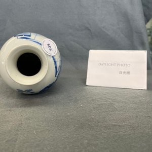 Een Chinese blauw-witte 'meiping' vaas met figuratief decor, Kangxi — foto 13