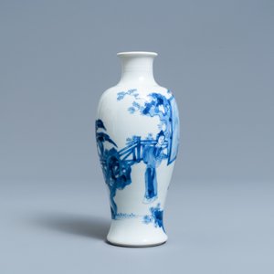 Een Chinese blauw-witte 'meiping' vaas met figuratief decor, Kangxi — foto 2