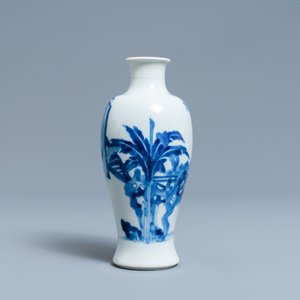 Een Chinese blauw-witte 'meiping' vaas met figuratief decor, Kangxi — foto 3