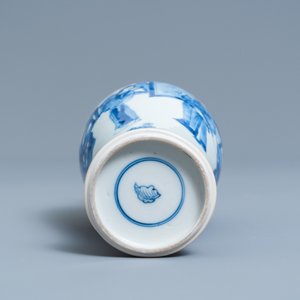 Een Chinese blauw-witte 'meiping' vaas met figuratief decor, Kangxi — foto 5