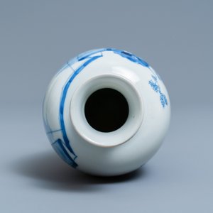 Een Chinese blauw-witte 'meiping' vaas met figuratief decor, Kangxi — foto 6