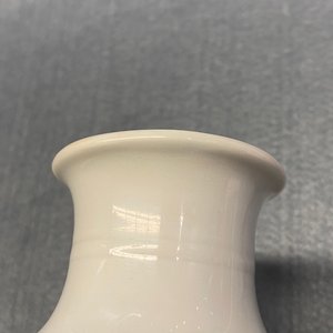 Een Chinese blauw-witte 'meiping' vaas met figuratief decor, Kangxi — foto 7