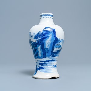 Een Chinese blauw-witte meiping vaas met figuren in een landschap, Kangxi — foto 3