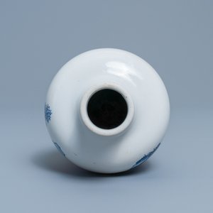 Een Chinese blauw-witte meiping vaas met figuren in een landschap, Kangxi — foto 5