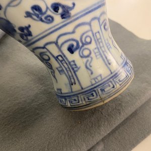 Een Chinese blauw-witte 'meiping' vaas met florale slingers, Ming — foto 8
