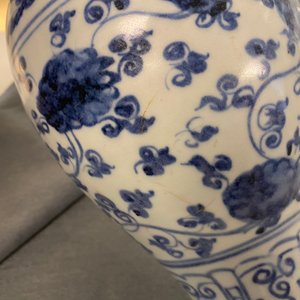 Een Chinese blauw-witte 'meiping' vaas met florale slingers, Ming — foto 10