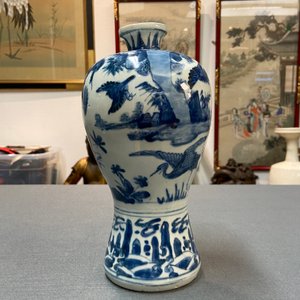 Een Chinese blauw-witte 'meiping' vaas met kraanvogels, Wanli — foto 12
