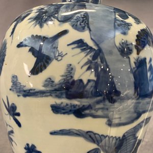 Een Chinese blauw-witte 'meiping' vaas met kraanvogels, Wanli — foto 26