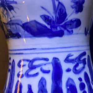 Een Chinese blauw-witte 'meiping' vaas met kraanvogels, Wanli — foto 27