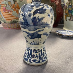 Een Chinese blauw-witte 'meiping' vaas met kraanvogels, Wanli — foto 33
