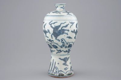 Een Chinese blauw-witte meiping vaas, Ming, Wanli