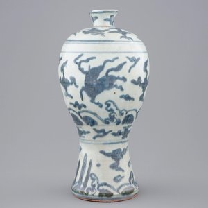 Een Chinese blauw-witte meiping vaas, Ming, Wanli — foto 1