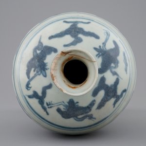Een Chinese blauw-witte meiping vaas, Ming, Wanli — foto 6