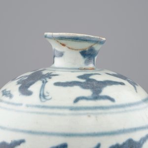 Een Chinese blauw-witte meiping vaas, Ming, Wanli — foto 7