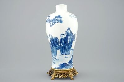 Een Chinese blauw-witte meiping vaas op bronzen voet, 19e eeuw