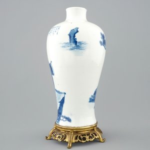 Een Chinese blauw-witte meiping vaas op bronzen voet, 19e eeuw — foto 4