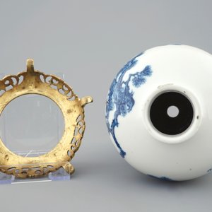 Een Chinese blauw-witte meiping vaas op bronzen voet, 19e eeuw — foto 5