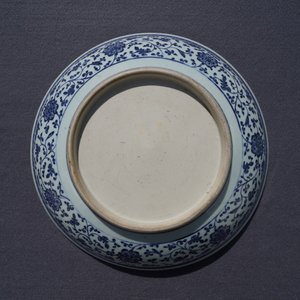Een Chinese blauw-witte Ming-stijl schotel met florale slingers, Qianlong — foto 4