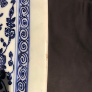Een Chinese blauw-witte Ming-stijl schotel met florale slingers, Qianlong — foto 5