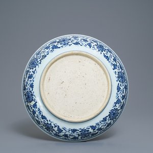 Een Chinese blauw-witte Ming-stijl schotel met florale slingers, Qianlong — foto 2