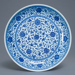 Een Chinese blauw-witte Ming-stijl schotel met florale slingers, Qianlong — foto 1