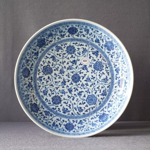 Een Chinese blauw-witte Ming-stijl schotel met florale slingers, Qianlong — foto 3
