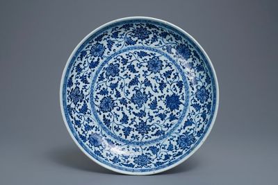 Een Chinese blauw-witte Ming-stijl schotel met florale slingers, Qianlong