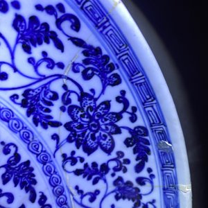 Een Chinese blauw-witte Ming-stijl schotel met florale slingers, Qianlong — foto 3