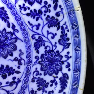 Een Chinese blauw-witte Ming-stijl schotel met florale slingers, Qianlong — foto 4