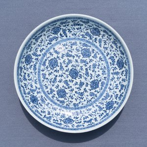 Een Chinese blauw-witte Ming-stijl schotel met florale slingers, Qianlong — foto 6