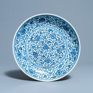 Een Chinese blauw-witte Ming-stijl schotel met florale slingers, Qianlong — foto 1