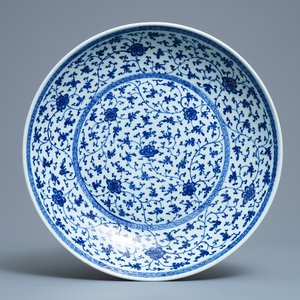 Een Chinese blauw-witte Ming-stijl schotel met florale slingers, Qianlong — foto 1