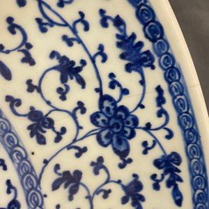 Een Chinese blauw-witte Ming-stijl schotel met florale slingers, Qianlong — foto 6