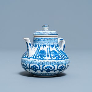 Een Chinese blauw-witte miniatuur theepot in zacht porselein, Kangxi — foto 1