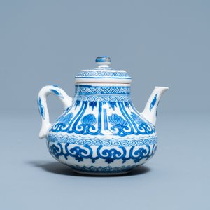 Een Chinese blauw-witte miniatuur theepot in zacht porselein, Kangxi — foto 4
