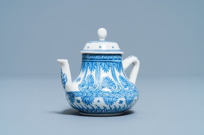 Een Chinese blauw-witte miniatuur theepot in zacht porselein, Kangxi