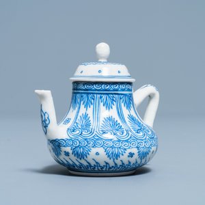Een Chinese blauw-witte miniatuur theepot in zacht porselein, Kangxi — foto 1