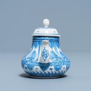 Een Chinese blauw-witte miniatuur theepot in zacht porselein, Kangxi — foto 5