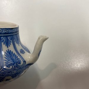 Een Chinese blauw-witte miniatuur theepot in zacht porselein, Kangxi — foto 8