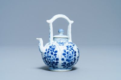 Een Chinese blauw-witte miniatuur theepot, Kangxi