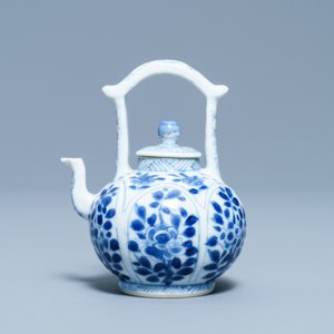Een Chinese blauw-witte miniatuur theepot, Kangxi — foto 2