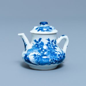Een Chinese blauw-witte miniatuur theepot met deksel, Chenghua merk, Kangxi — foto 1