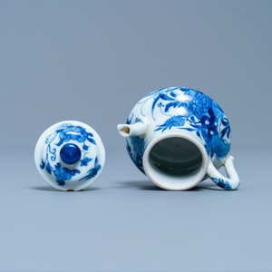 Een Chinese blauw-witte miniatuur theepot met deksel, Chenghua merk, Kangxi — foto 6