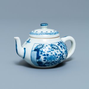 Een Chinese blauw-witte miniatuur theepot met deksel, Yu merk, Kangxi — foto 1