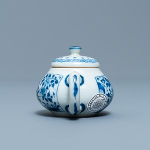 Een Chinese blauw-witte miniatuur theepot met deksel, Yu merk, Kangxi — foto 3