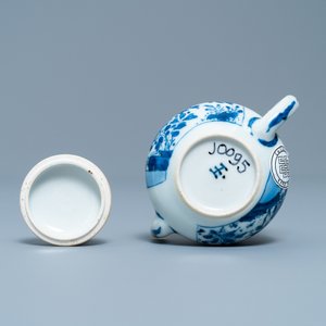 Een Chinese blauw-witte miniatuur theepot met deksel, Yu merk, Kangxi — foto 7