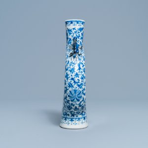 Een Chinese blauw-witte moon flask vaas met landschapsmedaillons, 19e eeuw — foto 2